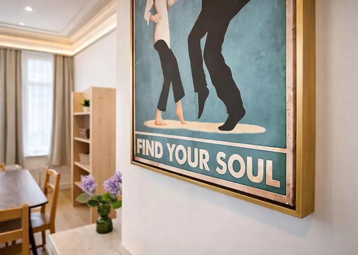 Manor And Free Parking Apartment