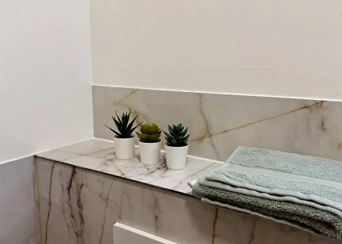 Manor And Free Parking